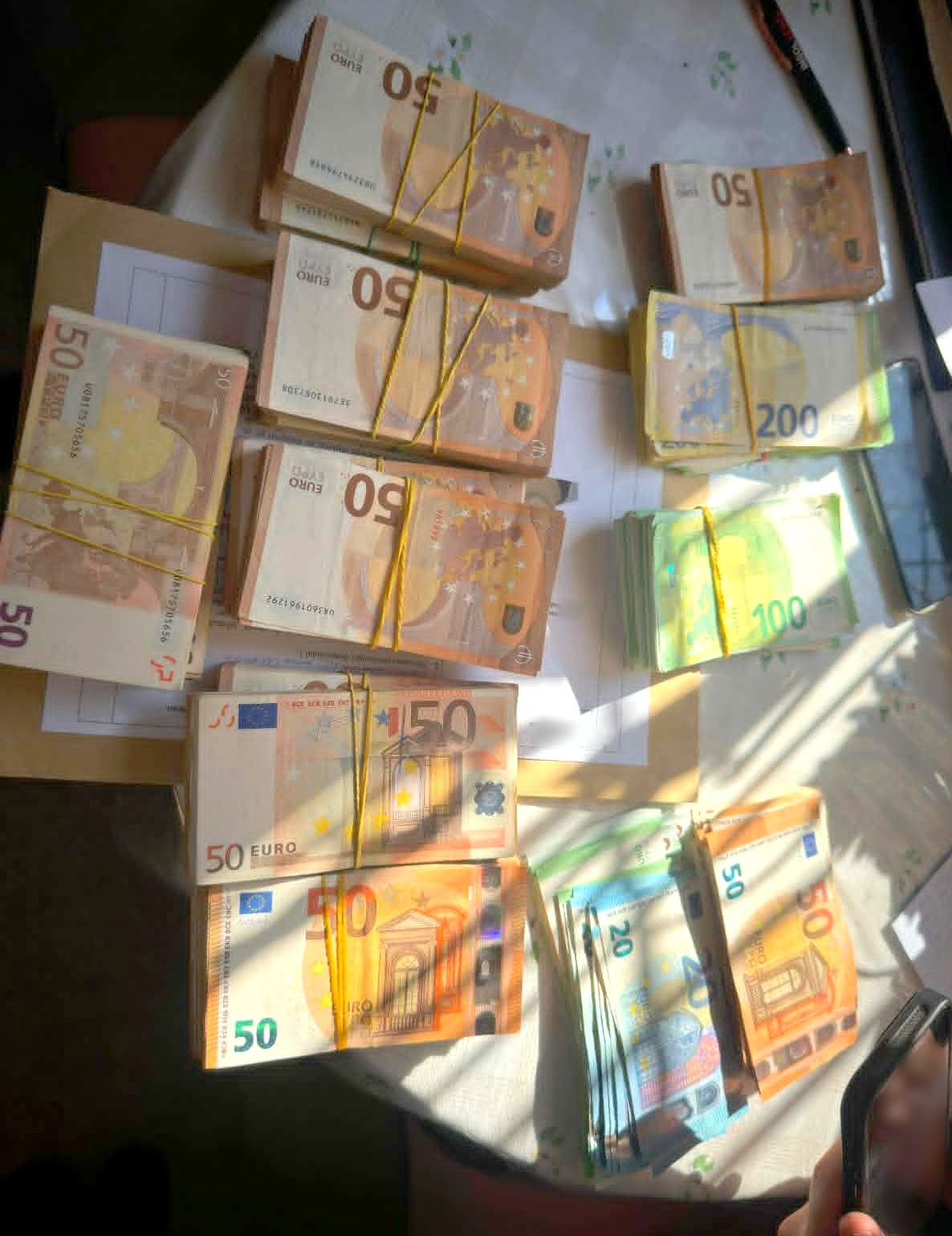 Opt persoane, reținute de CNA și procurori într-un dosar de contrabandă și spălare de bani. Veniturile ilicite obținute din schemă depășesc 1 milion de euro

Potrivit materialelor acumulate în cadrul …