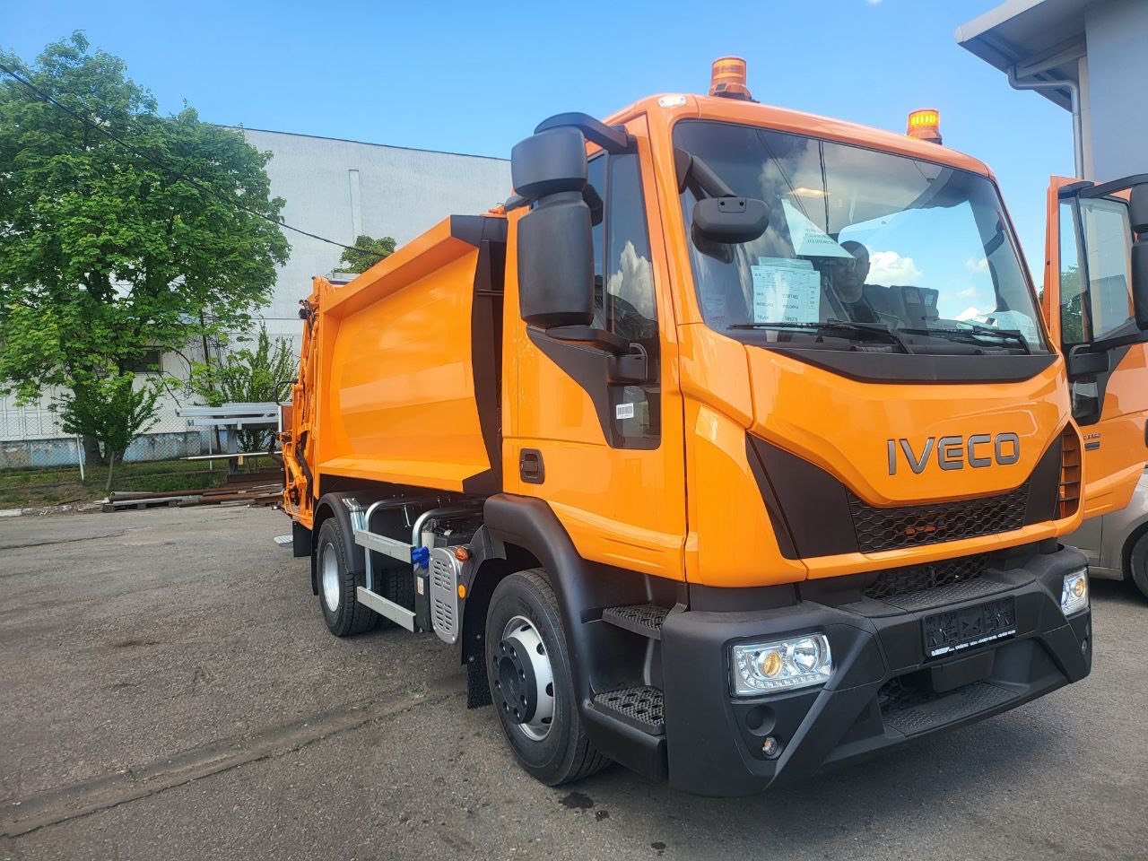 Alte 4 autospeciale din cele 11 destinate mun. Chișinău, achiziționate în cadrul Proiectului municipal „Deșeuri Solide Chișinău”, au fost expediate de la producător și se află deja în drum spre capita…