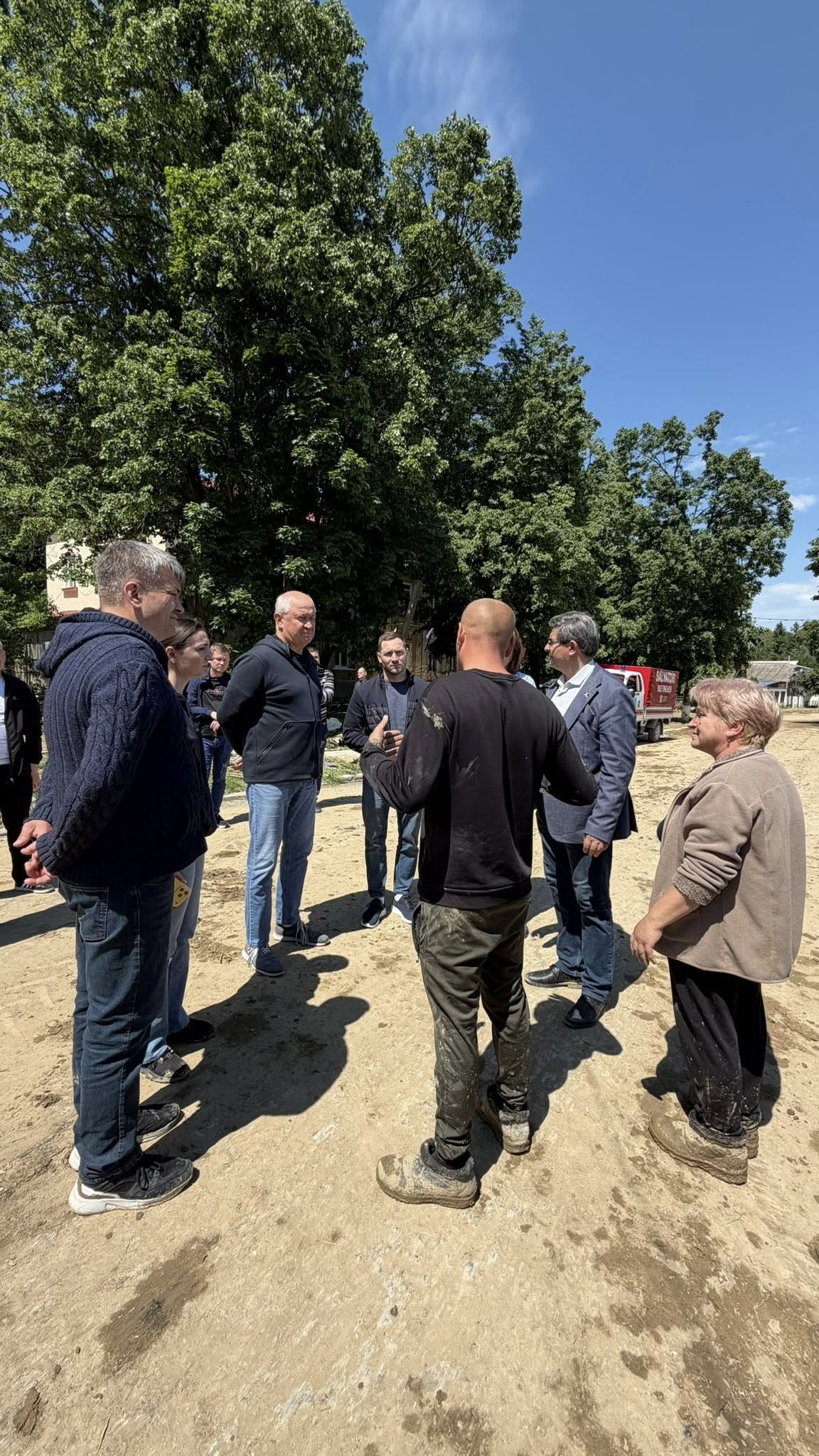 Astăzi am fost în raionul Călărași, în localitățile afectate de ploile puternice și viituri, inclusiv la Bravicea și Hîrjauca. Am discutat cu oamenii care și-au văzut gospodăriile inundate și drumuril…
