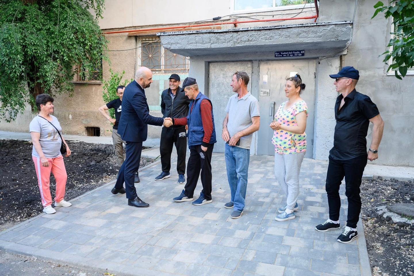 O nouă curte de bloc renovată și amenajată ca oamenilor să le fie bine și drag. 

Peste 500 locatari din str. Vadul lui Vodă 62/1, 62/2, 62/3 au parte de căi de acces noi și trotuare sigure; terenuri …