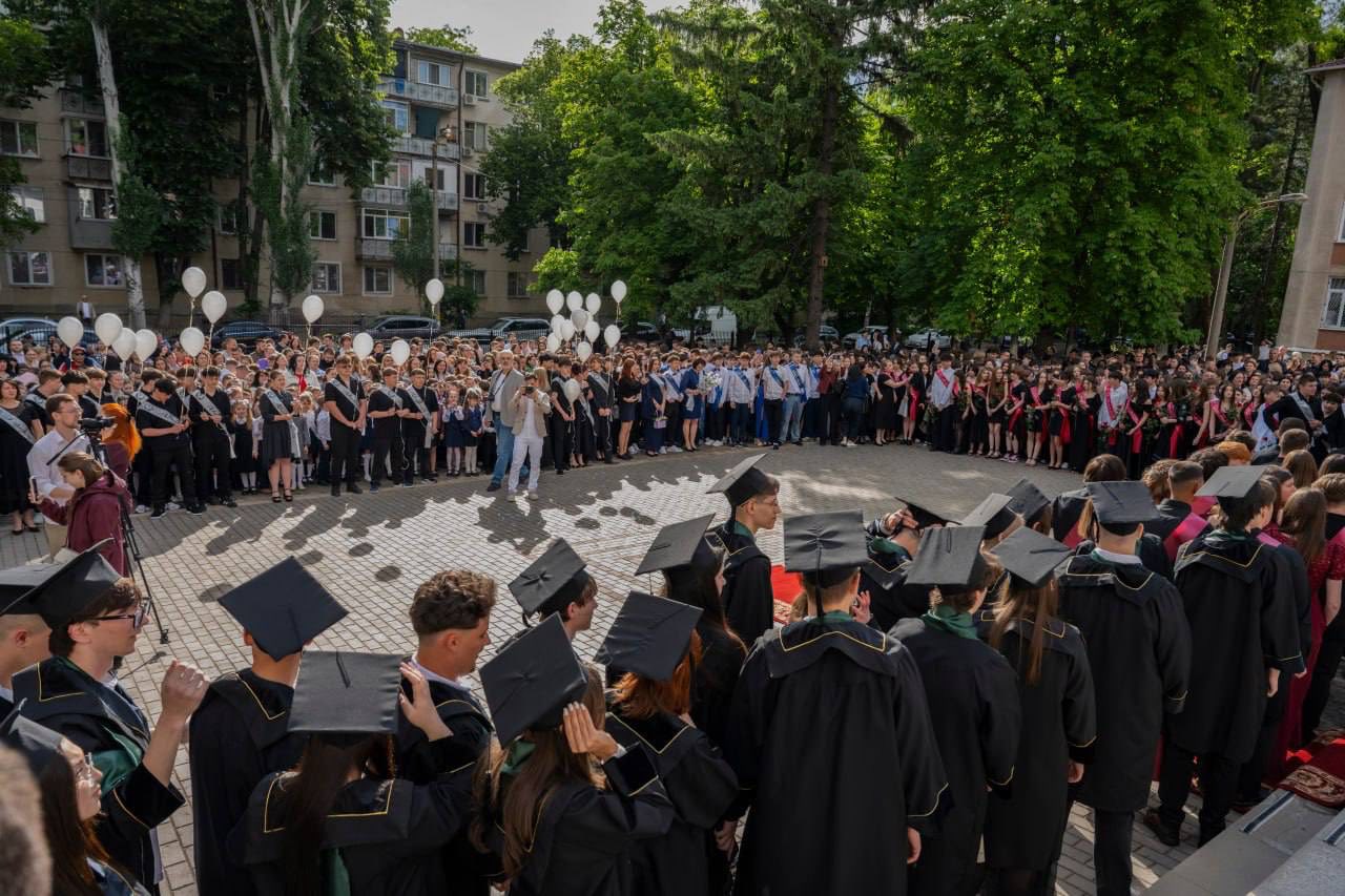 Astăzi, la careul dedicat Ultimului Sunet de la Liceul Teoretic cu Profil de Arte „Ion și Doina Aldea-Teodorovici”, am trăit emoția unui moment special alături de elevi, profesori și părinți.

Ultimul…