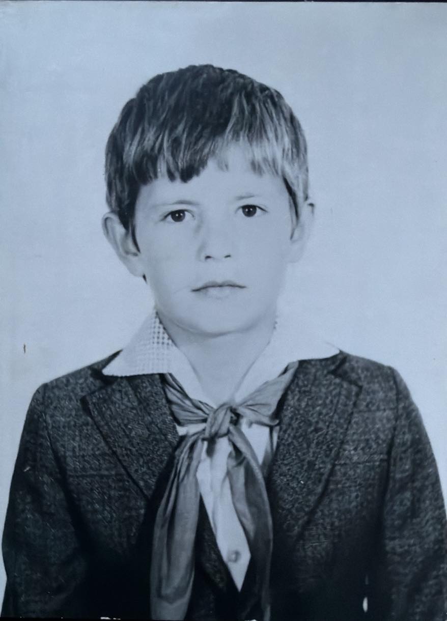 Băiețelul din poză visa să facă o lume mai bună, iar adultul care a crescut are responsabilitatea să-i îndeplinească visul.
Să construim împreună o lume frumoasă pentru copiii noștri!
#PovesteaLuiCă…