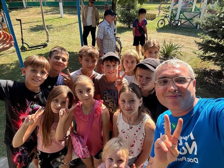 Astăzi este despre copii, despre zâmbetele lor, despre curiozitatea lor și despre visele care fac lumea mai frumoasă.

Îmi doresc ca fiecare copil să crească sănătos, în siguranță și să aibă cât mai m…