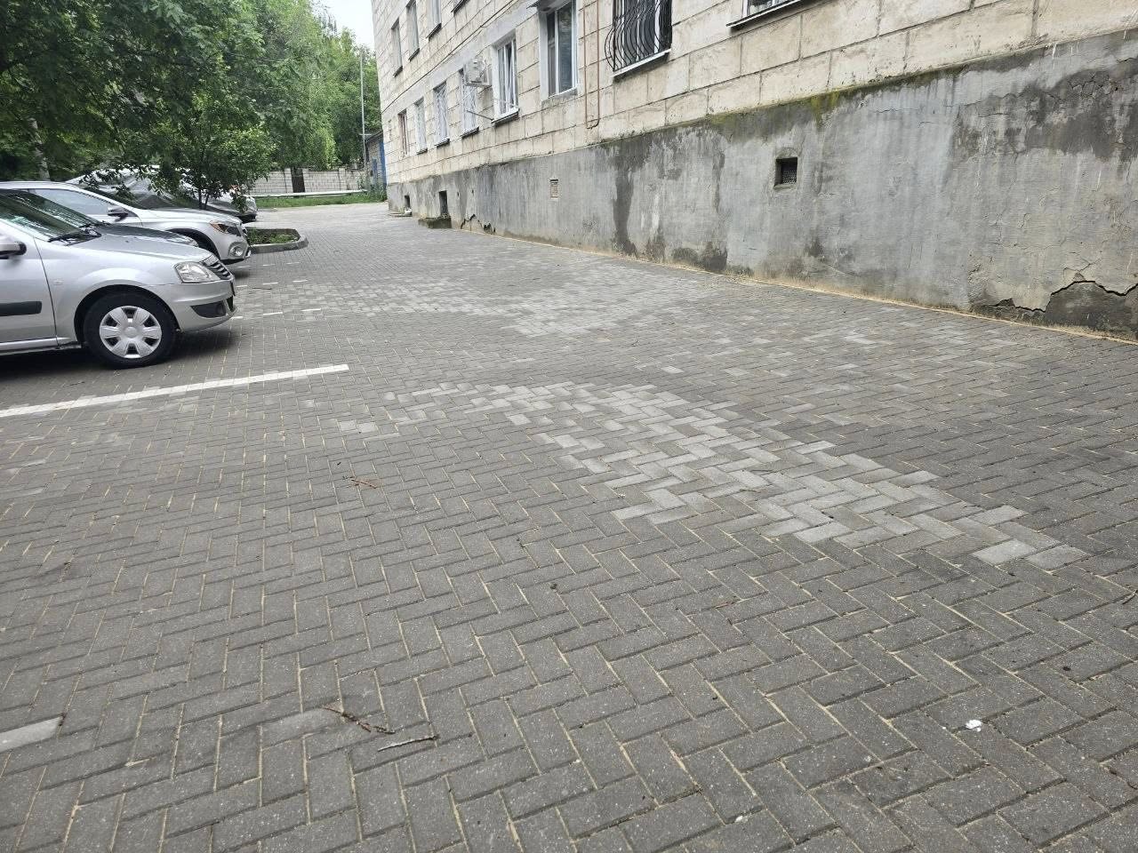 Încă o curte de bloc este în reparație. 

Este vorba despre adresa din strada Buiucani, 6, unde sunt reabilitate căile de acces spre și dinspre curte și sunt amenajate și marcate locurile de parcare p…