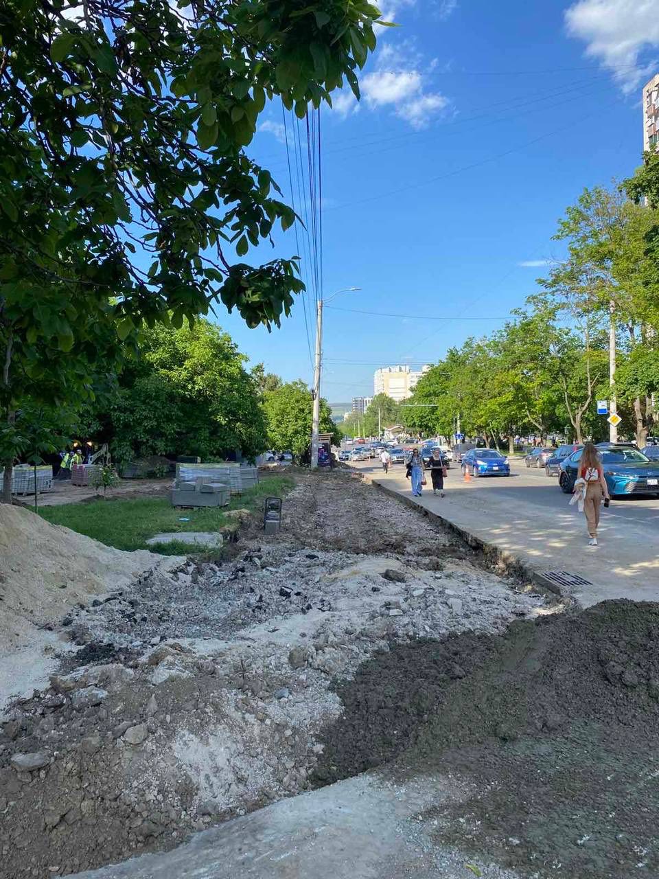 Între timp, reparăm trotuarul de pe bd. Cuza Vodă, pe tronsonul dintre bd. Dacia și str. Independenței (partea pară).
Aici nu au fost efectuate lucrări de reabilitare de la darea în exploatare.

În pr…