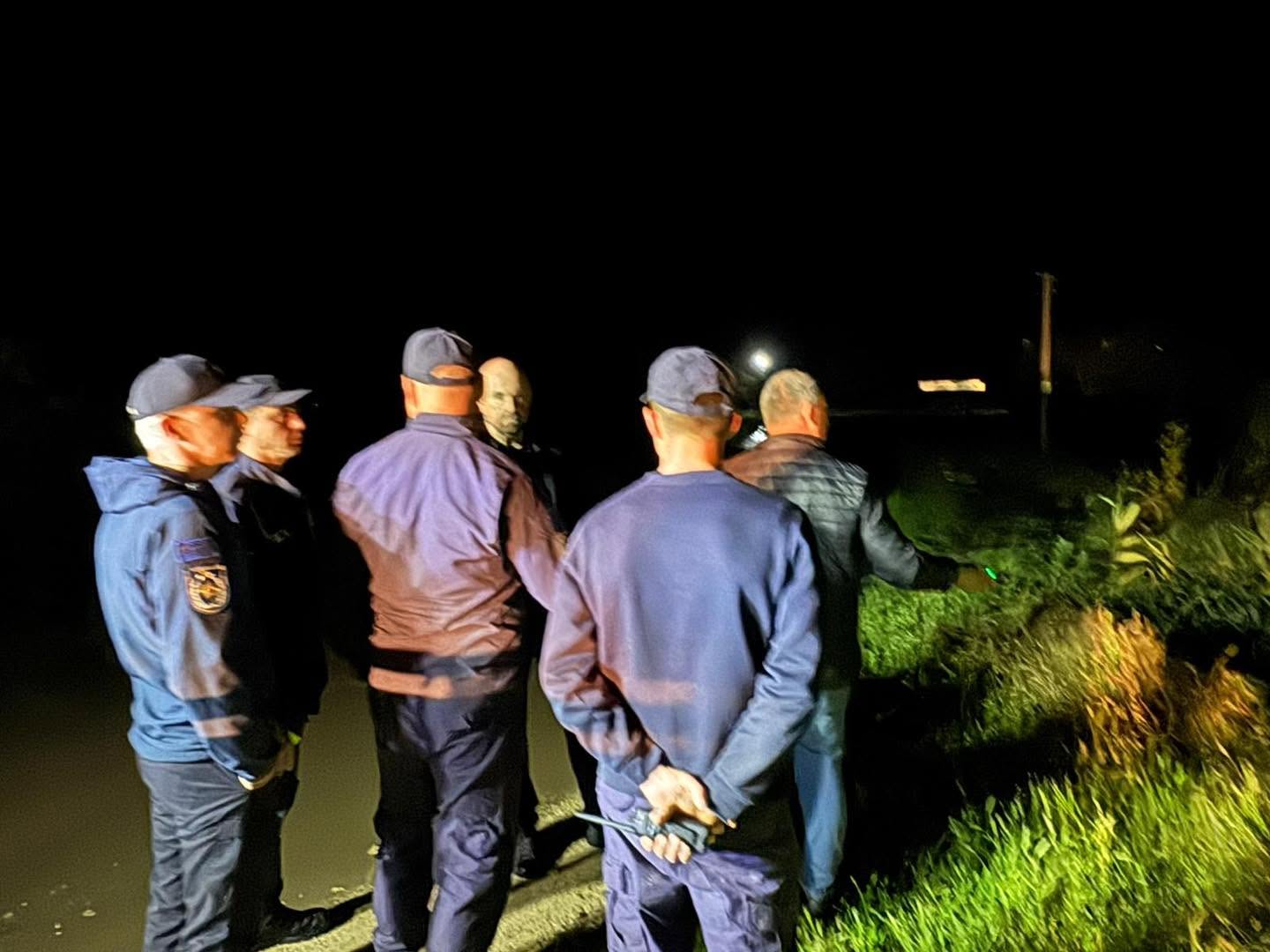 După mai multe ore de intervenție și colaborare dintre autorități și localnici podul din satul Hamuteanovca, comuna Gangura a fost deblocat și redeschis pentru a fi traversat.
Rămânem în teren ca s…