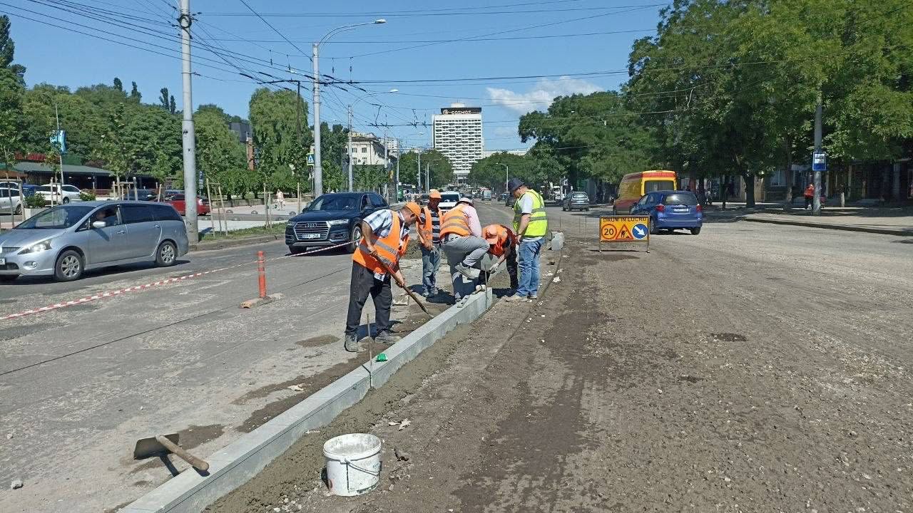 Bulevardul Iuri Gagarin 

Astăzi și mâine pe parcursul nopții va fi așternut primul strat de asfalt pe bulevardul I. Gagarin.
Reabilităm 15 mii de m² de carosabil.
Acest drum nu a fost reabilitat nici…