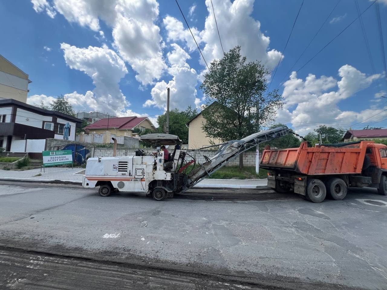 Primăria Chișinău a început reparația integrală a carosabilului pe strada Ștefan cel Mare și Sfânt din comuna Bubuieci, tronsonul cuprins între străzile Toader Bubuiog și Grădinarilor. 

Drumarii de l…