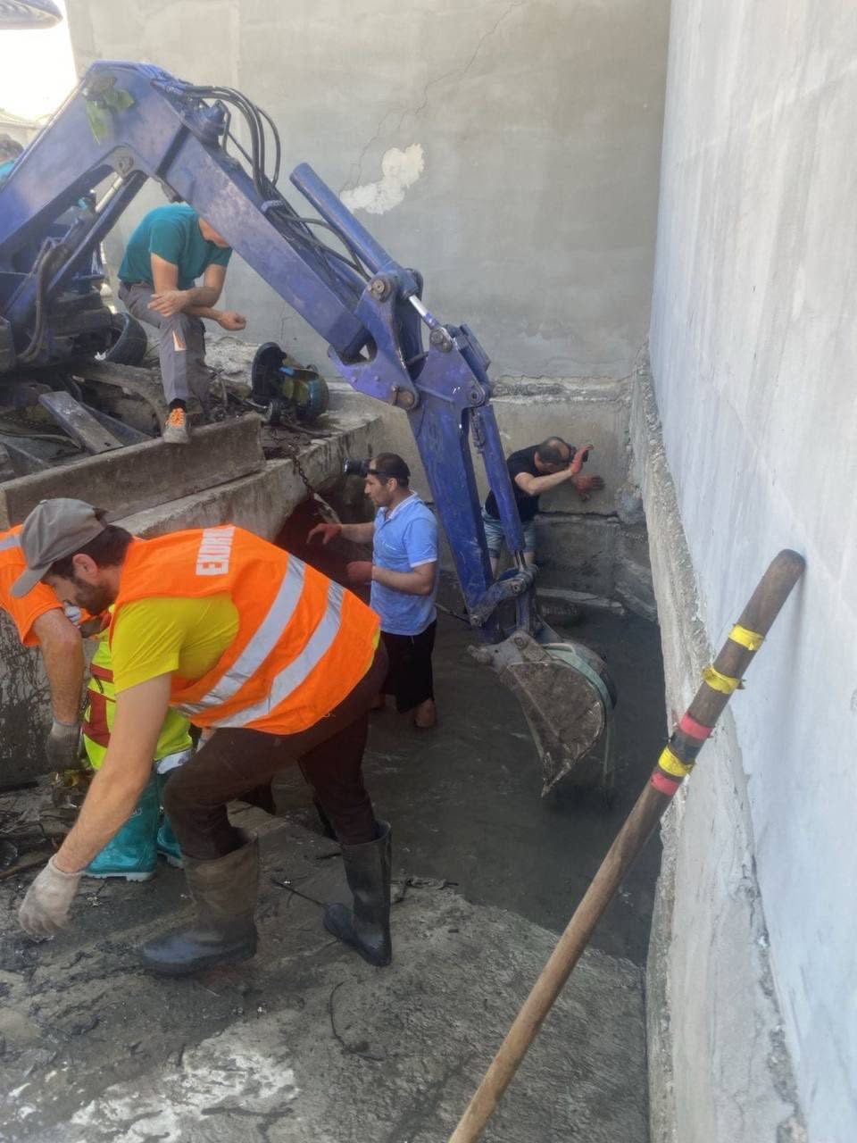 Cum am promis oamenilor, astăzi echipele Exdrupo sunt în Durlești și intervin pe o porțiune de drum de pe strada Tudor Vladimirescu, care a fost distrusă în urma inundațiilor, iar din cauza unui colec…