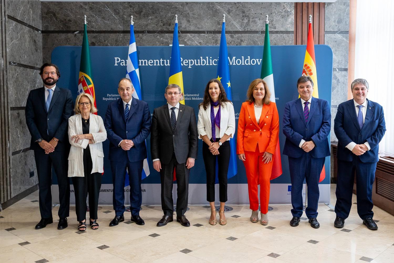Astăzi, când Republica Moldova face un nou pas important pe drumul aderării la Uniunea Europeană, prin deschiderea oficială a negocierilor pentru primul grup de capitole, la Parlament îi găzduim pe pr…