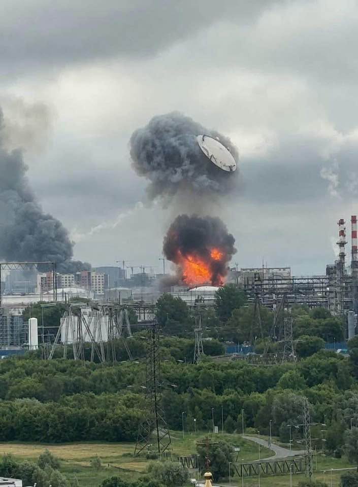 Rușii stau în fața unei dileme: să se supere pe racheta rusească care a confundat depozitul de produse petroliere cu o dronă sau sä se supere pe drona ucraineană că n-a reușit să intercepteze racheta …