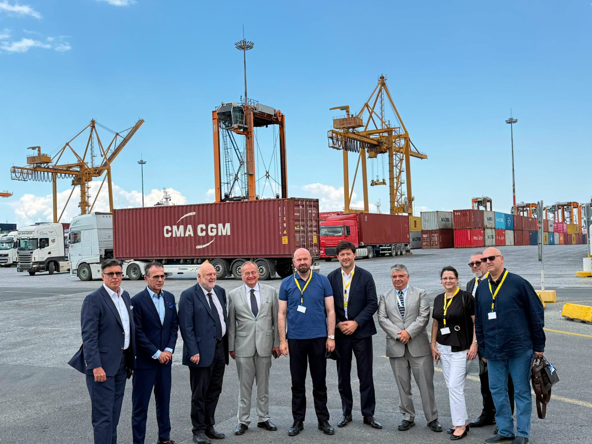 La Thessaloniki am vizitat portul și am discutat cu Ioannis Tsaras, Director Executiv al ThPA S.A., împreună cu reprezentanți ai ThPA S.A., Karlos Enterprises, Continental Logistics și ai Uniunii Soci…