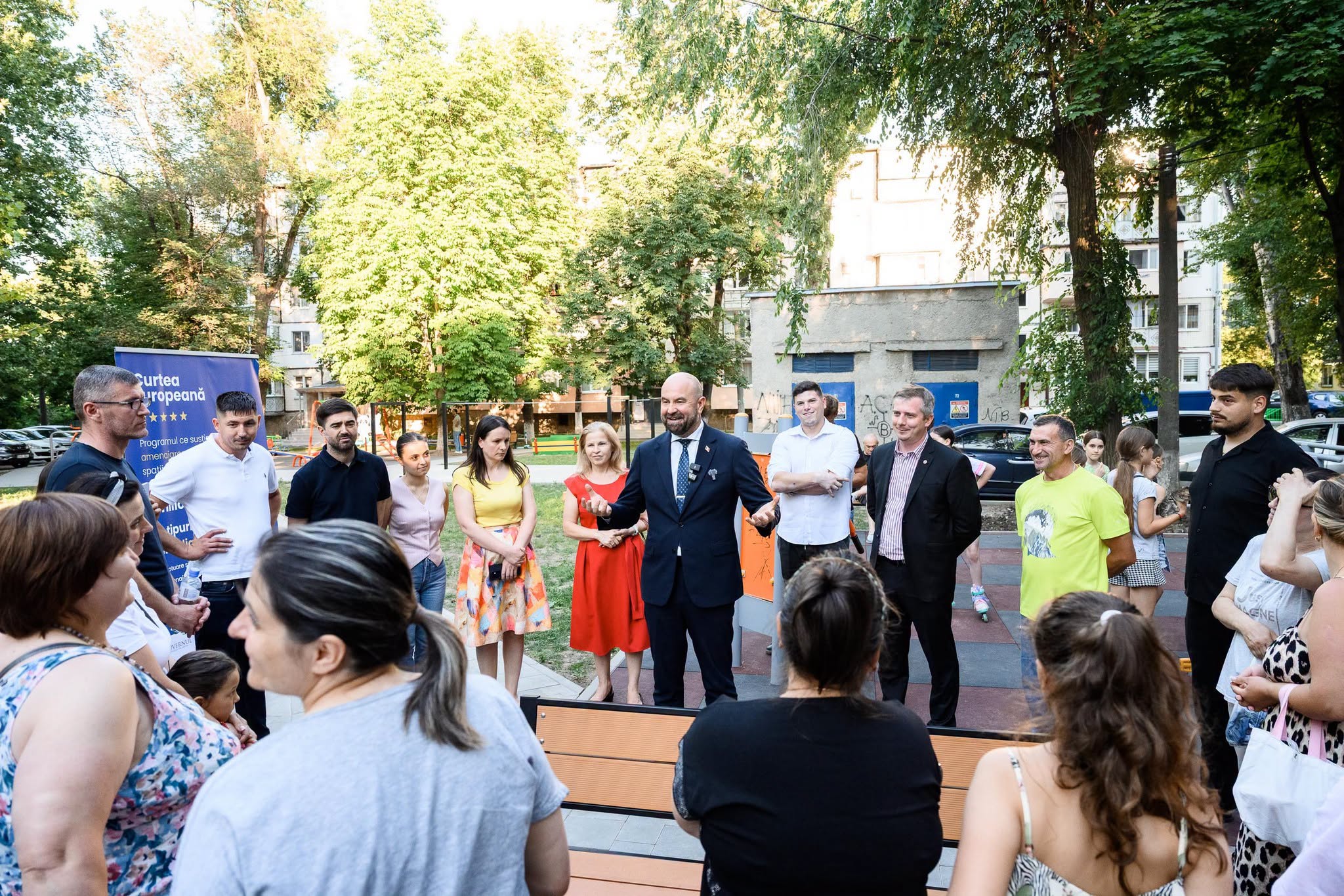 Curtea Europeană a ajuns, azi, să fie o realitate de care se bucură sute de oameni din capitală. Ne-am văzut de treabă și am muncit, iar în această seară am mai inaugurat alte 3 curți noi, pe străzile…