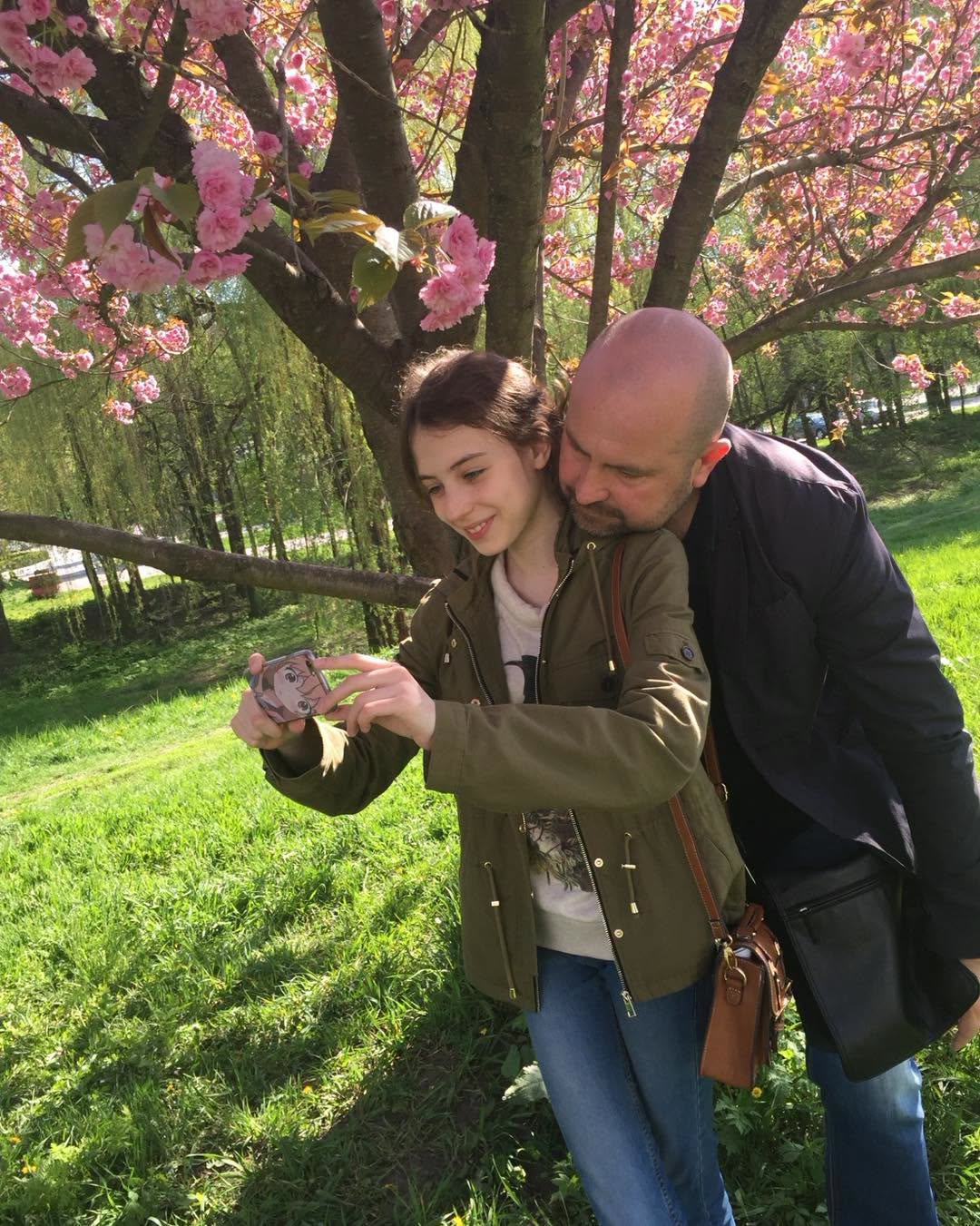 De Ziua Taților am să vă zic că ce putem face mai bine pentru prezent și viitor este să fim prezenți în viețile copiilor noștri. Prin joc, prin conversații, prin poveștile citite seara sau dejunul târ…