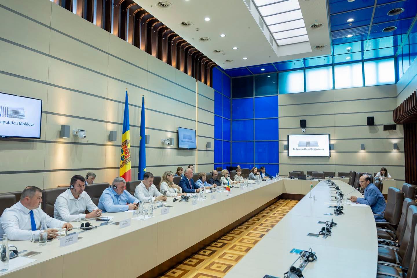 Astăzi, la Parlamentul Republicii Moldova, a avut loc întrevederea Grupului parlamentar de prietenie moldo-indian, pe care îl conduc, cu Excelența Sa, domnul Manoj Kumar Mohapatra, Ambasadorul Republi…