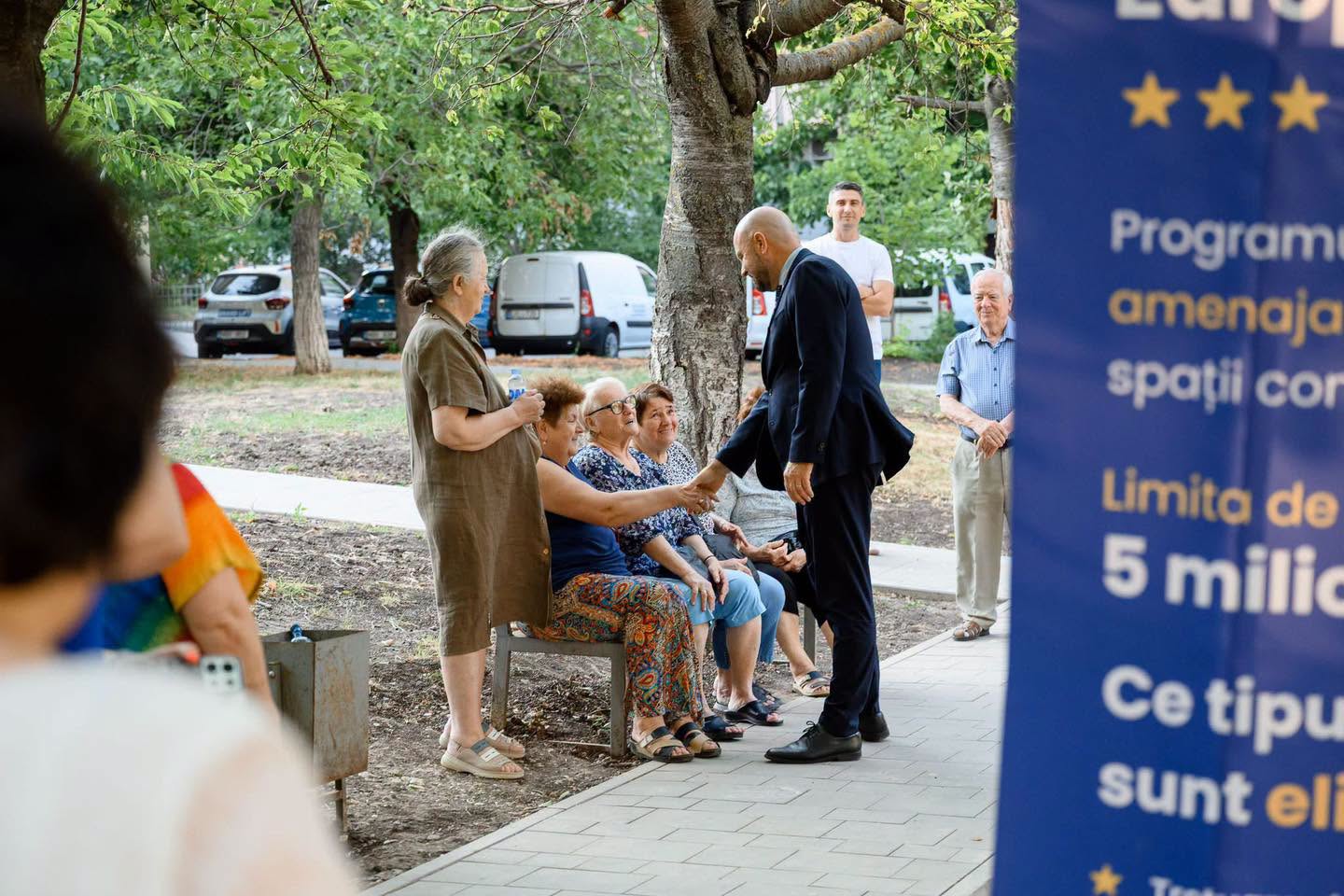 Felul în care arată o curte de bloc poate spune mult despre grija pe care o avem față de oameni.

Ieri seară am dat în exploatare încă două curți modernizate prin Programul guvernamental Curtea Europe…
