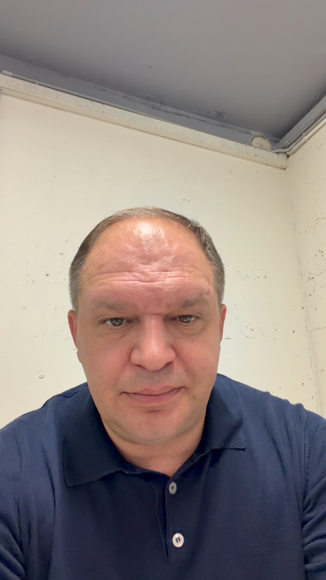 Toat\u0103 guvernarea PAS \u0219i Maia Sandu trebuie s\u0103 \u00ee\u0219i dea demisia. \nAlexandru Munteanu nu a acceptat schemele PAS, banditismul \u0219i protejarea veri\u0219oarelor \u0219i r\u010…