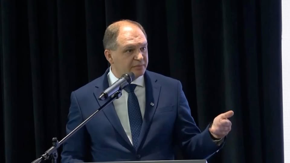 Reforma RESTART în educație și riscurile acesteia au fost discutate astăzi împreună cu peste 400 de directori și profesori din instituțiile educaționale din Chișinău.

Reforma RESTART, propusă în mare…