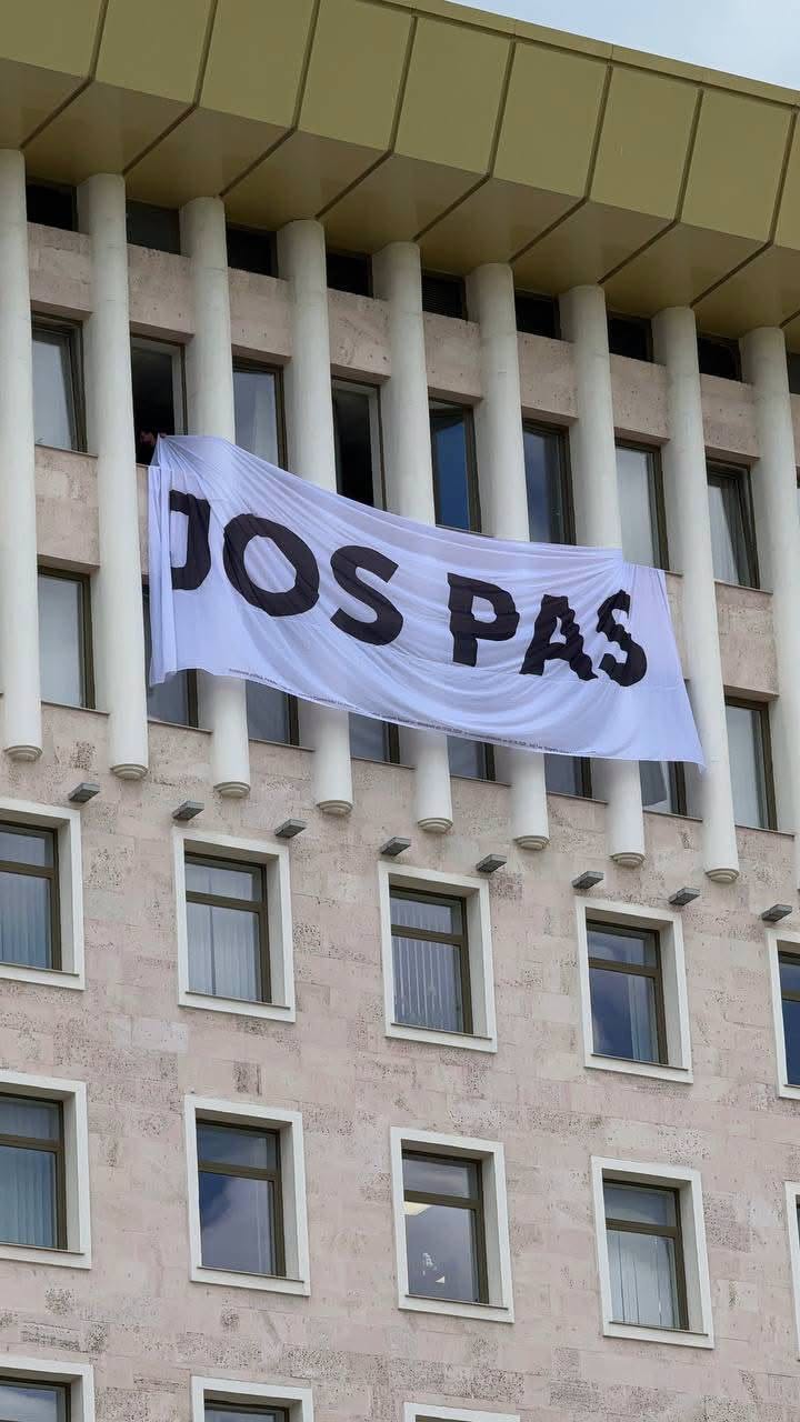 Este protestul MAN față de ceea ce se întâmplă în societate, de felul în care este guvernată Republica Moldova, față de așa-numitele reforme băgate pe gât, cum ar fi: reforma administrațiilor publice …