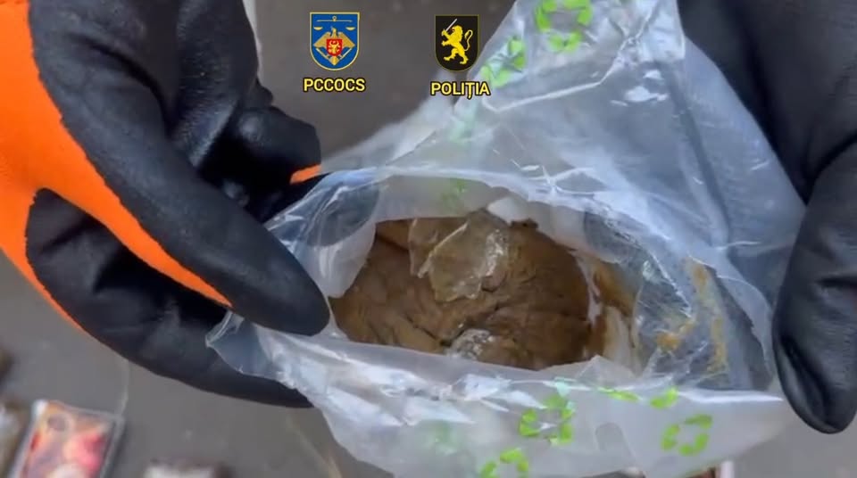 1 kg cocaină și 1 kg hașiș în conserve, printre colete livrate din Spania. Amănunte, în 1-ul comentariu