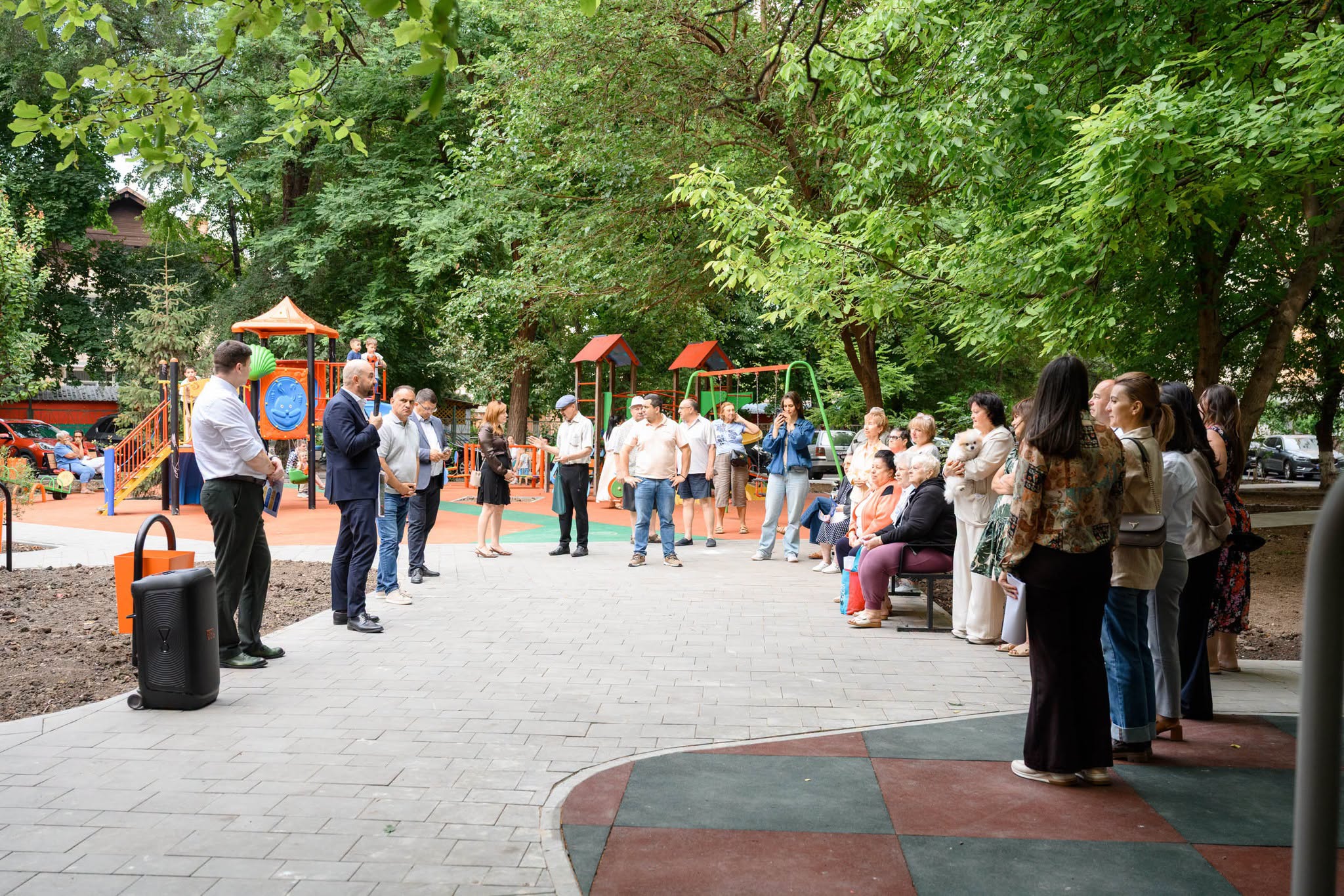 Programul „Curtea Europeană” nu înseamnă doar renovarea unor spații dintre blocuri. Este un concept prin care transformăm cartierele și orașele din Republica Moldova în locuri mai sigure, mai curate ș…