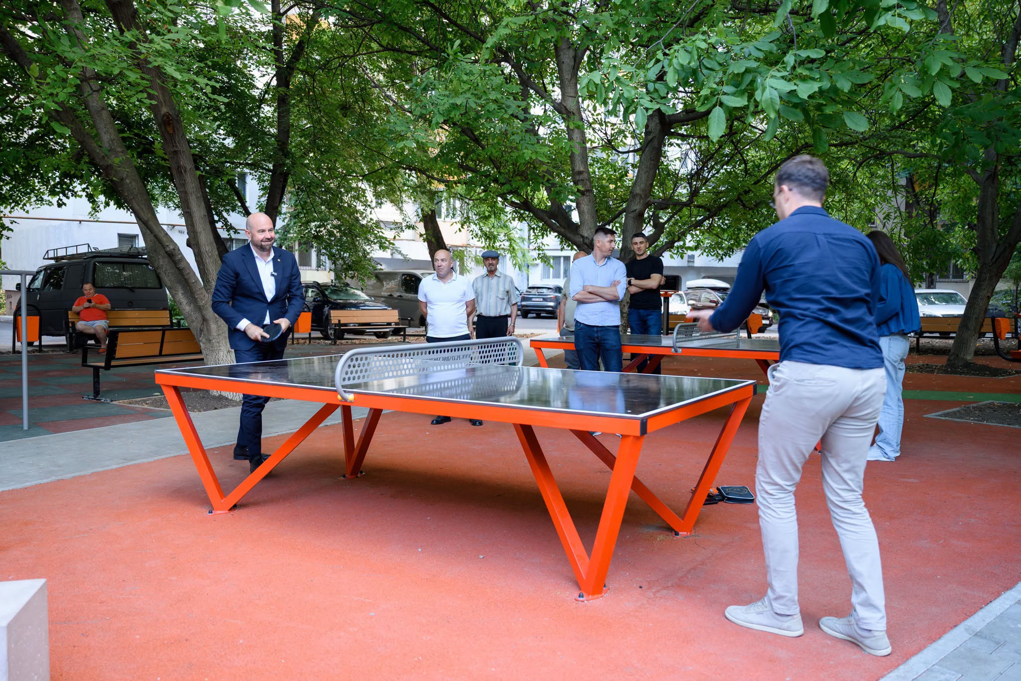 Știința spune că tenisul de masă este unul dintre sporturile care antrenează deopotrivă corpul și mintea. De aceea, în programul „Curtea Europeană”, nu renovăm doar spațiile dintre blocuri, dar le tra…