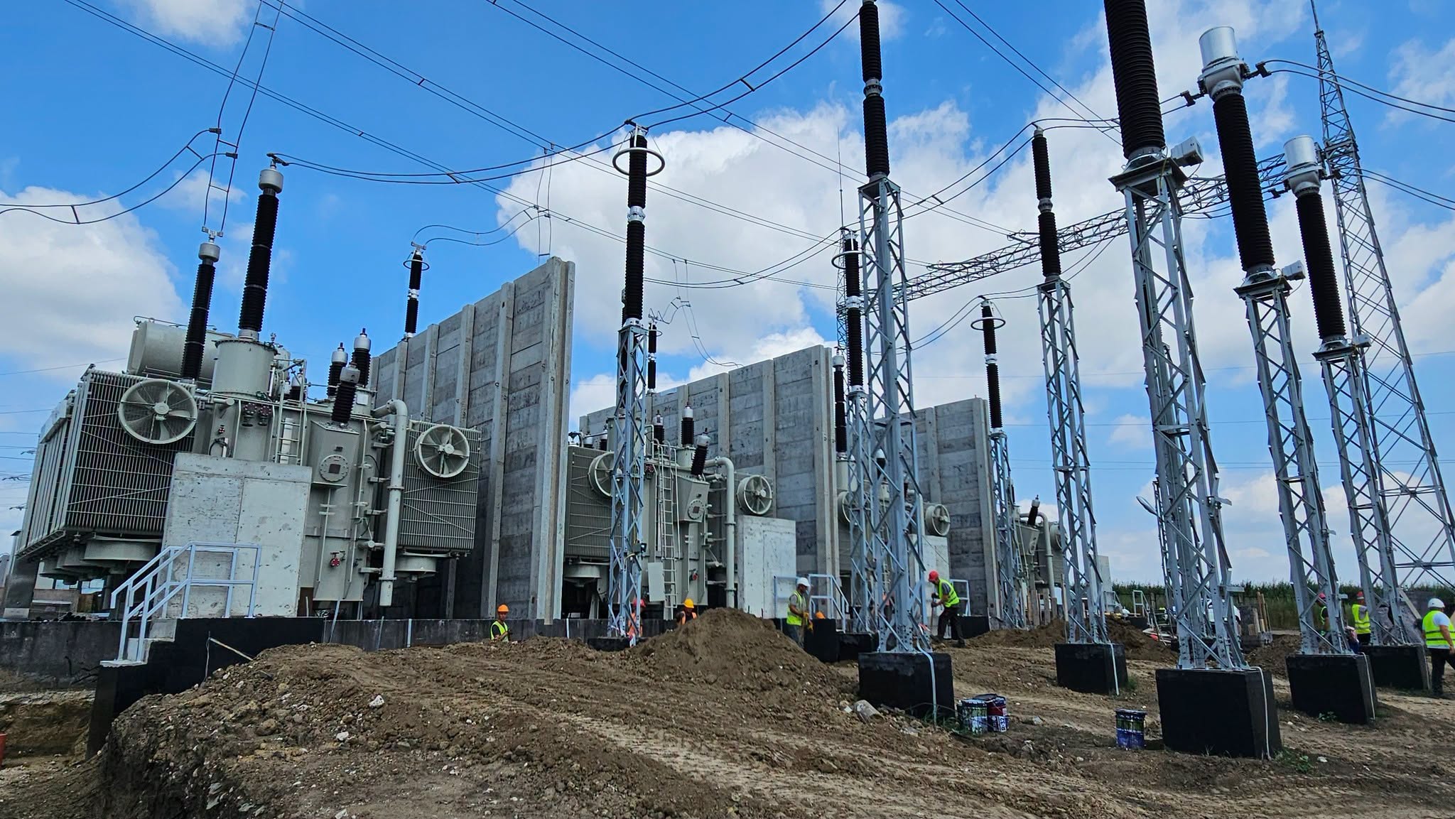 Astăzi am revenit la Stația Electrică Chișinău pentru a verifica personal stadiul pregătirilor înainte de energizarea acesteia și a Liniei Electrice Aeriene 400 kV Vulcănești–Chișinău, proiectul de in…