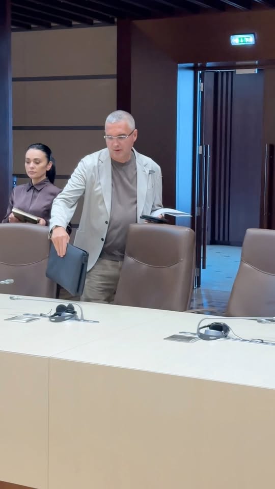 Consultările cu candidatul la funcția de prim-ministru, Vasile Tofan, nu au avut loc. Trageți singuri concluziile.
Консультации с кандидатом на должность премьер-министра Василием Тофаном не состояли…