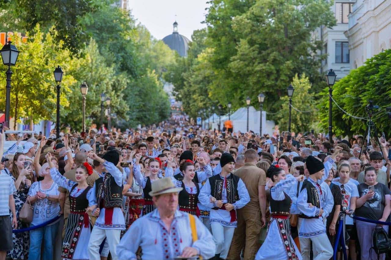 Festivalul „Te salut, Chișinău 2026”, în prima zi.
Strada pietonală „Eugen Doga” a găzduit mii de locuitori și oaspeți ai capitalei, care au ales să celebreze împreună cei 590 de ani de la prima atest…