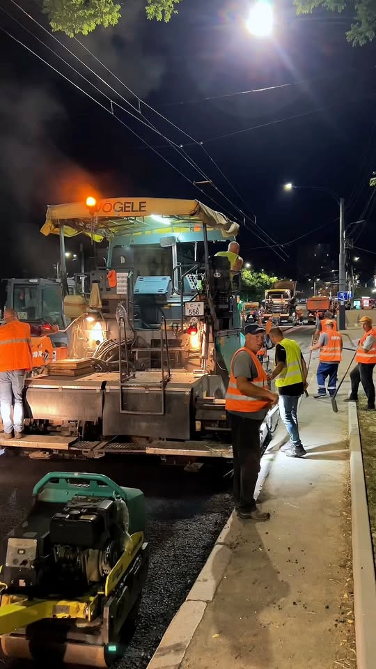 La această oră, Chișinăul lucrează.
Pe strada Iuri Gagarin este așternut al doilea strat de asfalt.
Se va lucra până dimineață, iar mâine noaptea se va interveni din nou, până la finalizarea lucrărilo…