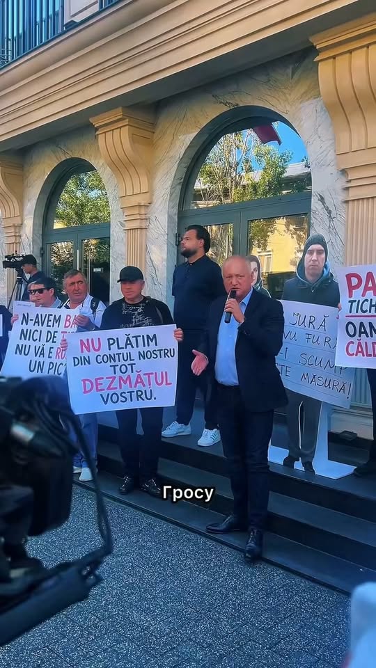 Jos Maia Sandu! Pentru alegeri parlamentare anticipate!

:::::::::::

Долой Майю Санду! За досрочные парламентские выборы!