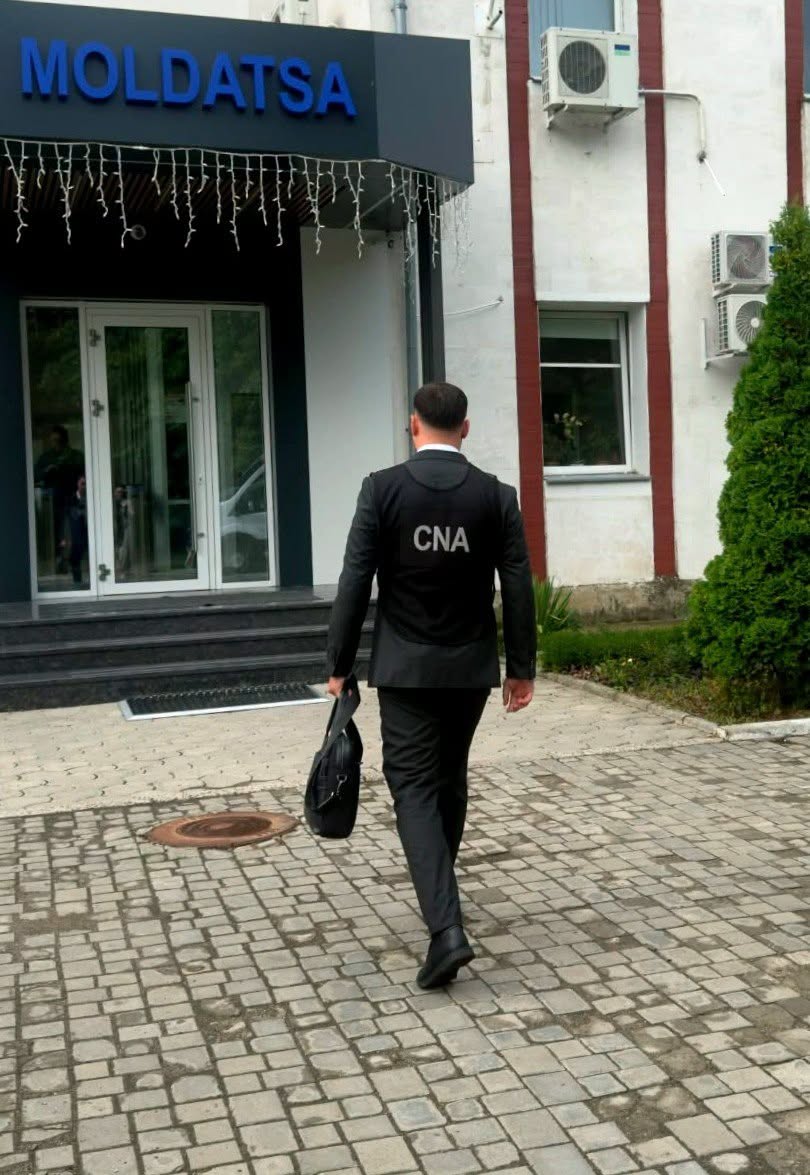 CNA și PA efectuează 25 de percheziții într-un dosar de abuz în serviciu la Î.S. „MOLDATSA”
Potrivit materialelor cauzei, în perioada 2024–prezent, bănuiții, acționând contrar obligațiilor de servici…