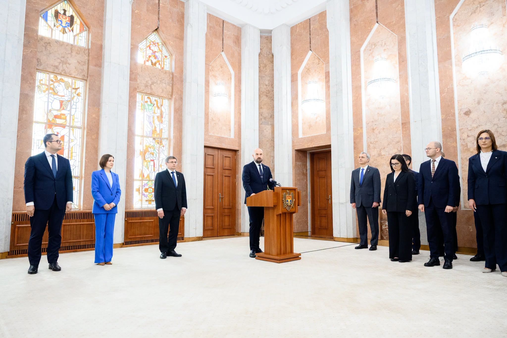Un nou mandat. Același jurământ.
  Să rămân un ministru pentru și despre oameni.
Cu responsabilitate, rezultate și cu multă muncă înainte.
Continuâm să muncim! 
Spor nouă și la treabă!

#construimîmpr…