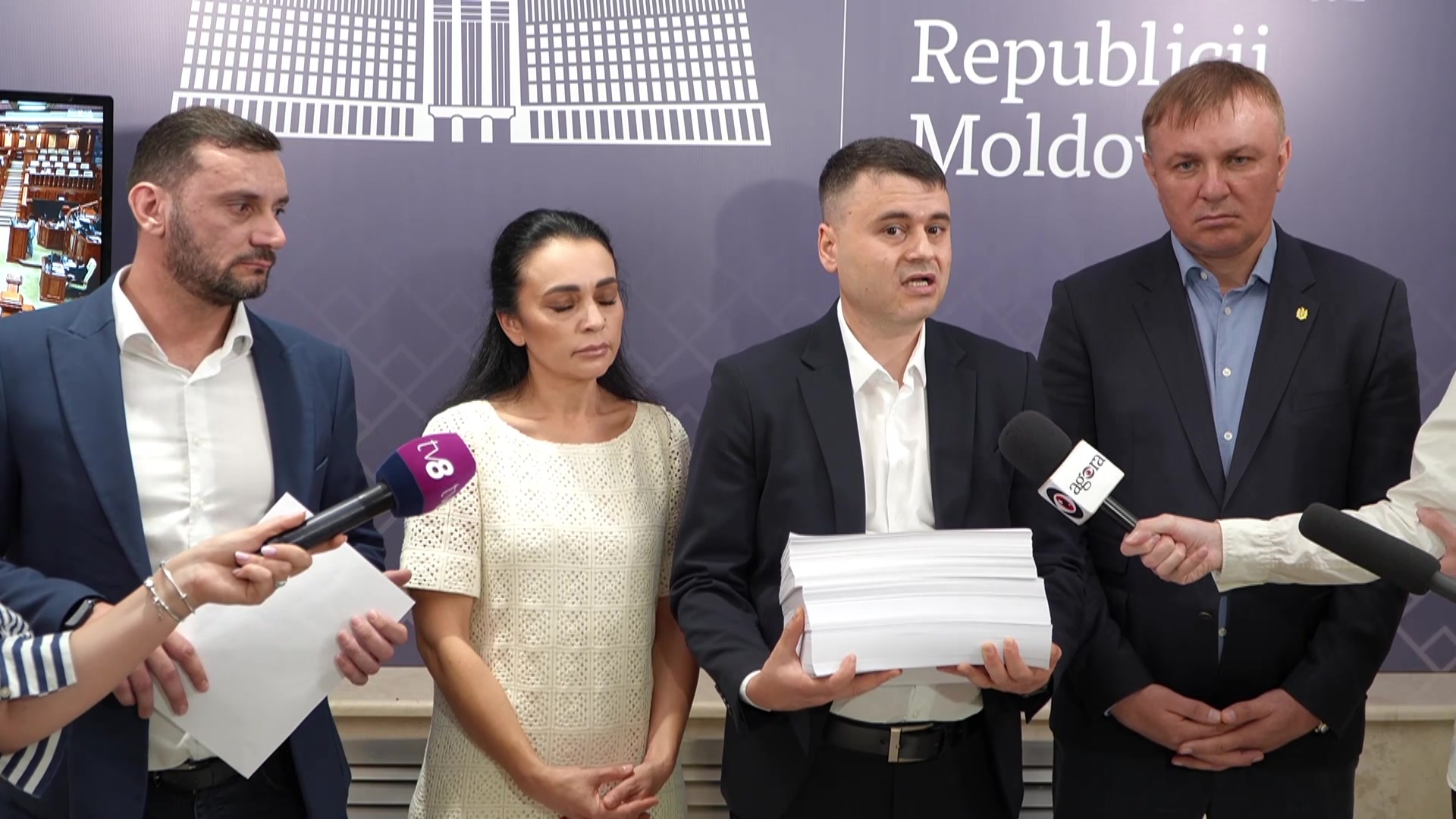 Online! Frac\u021biunea Partidul Nostru, despre haosul din Parlament \u0219i legile adoptate f\u0103r\u0103 a fi citite”},”is_text_only_story”:false,”id”:”UzpfSTEwMDA2NDgzNDk4MjcwNTpWSzoxMzQ2Njc1MjI3N…