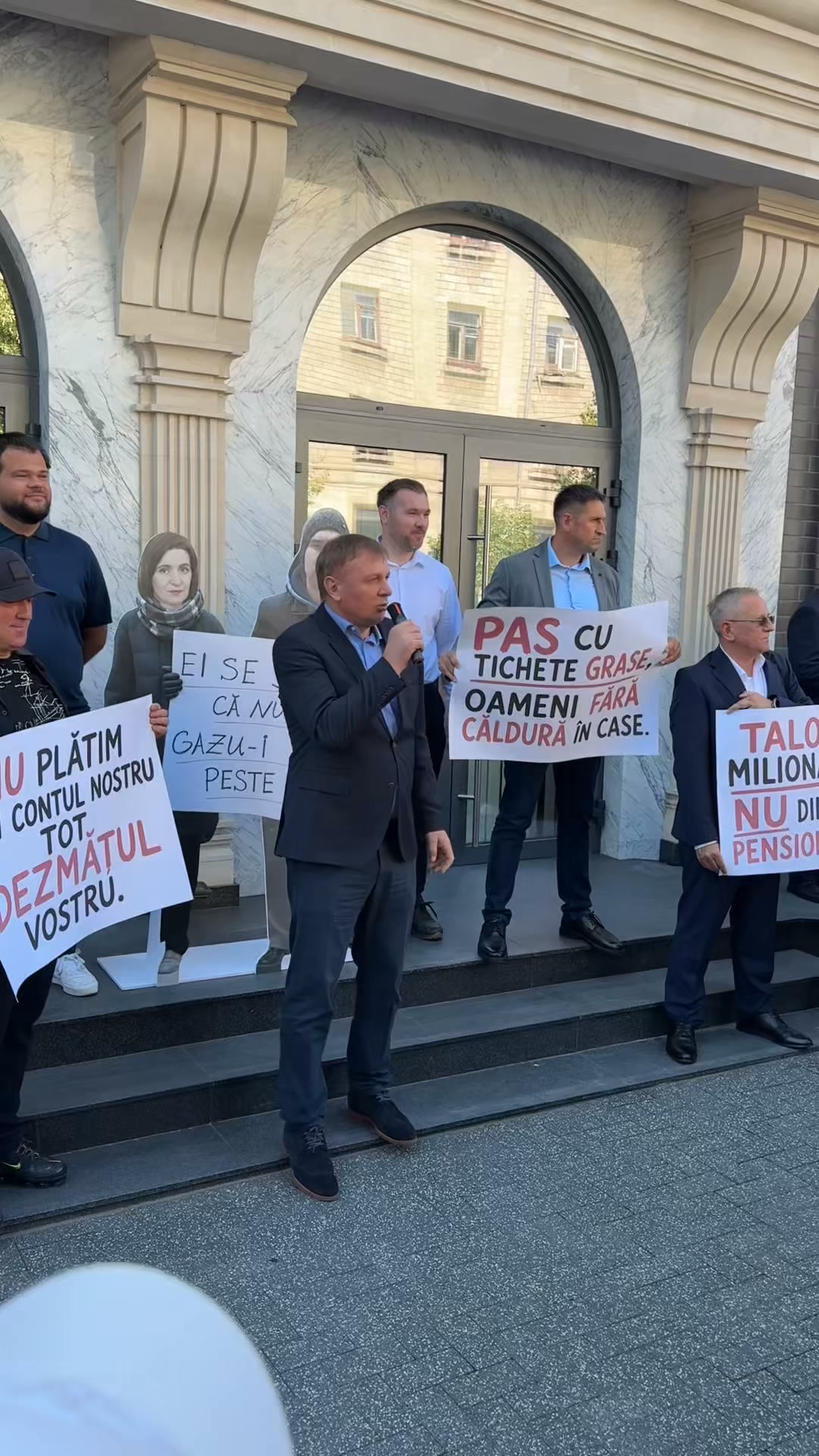Constantin Cuiumju: \u201e\u00cen Rom\u00e2nia gazul este aproape de dou\u0103 ori mai ieftin dec\u00e2t vor s\u0103-l fac\u0103 \u00een Moldova\u201d. Deputa\u021bii Partidului Nostru au protestat \u…