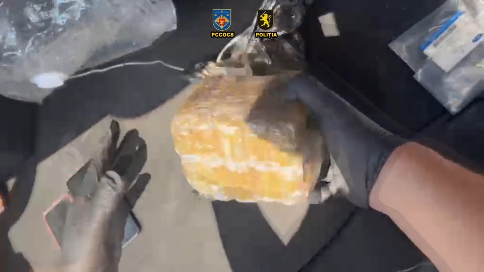 Concubini, la plimbare cu #copilul de 1 an, în timp ce în realitate preluau #droguri pentru clienți: 1 kg de hașiș, marijuana, cocaină. Amănunte, în comentariu