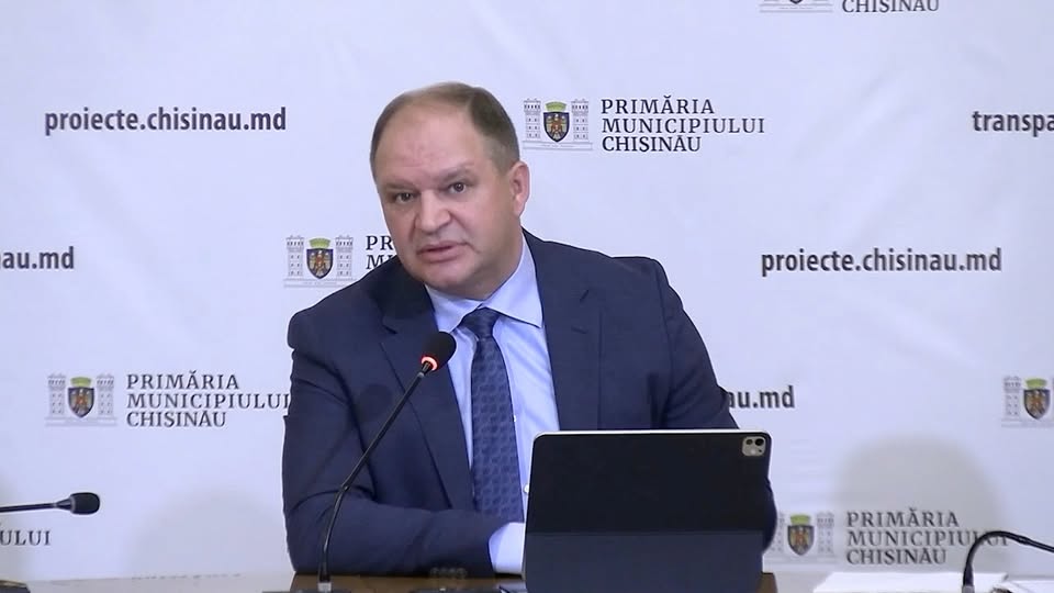 Se pare că, în viziunea noului Guvern, dacă vorbești în engleză la telefon din mașina cu girofar, economia începe să crească singură.

„Hello, hello… this is Vasile from Moldova.”

Problema este că fa…