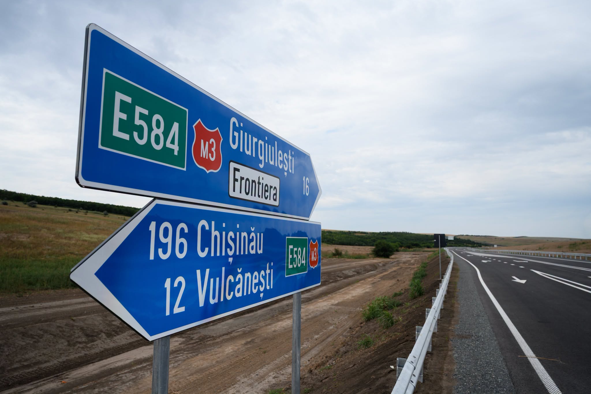 Astăzi am deschis un drum așteptat de peste 25 de ani – drumul de ocolire a localității Slobozia Mare din Cahul, pe traseul național M3. Este un drum construit de la zero, care are scopul principal s…