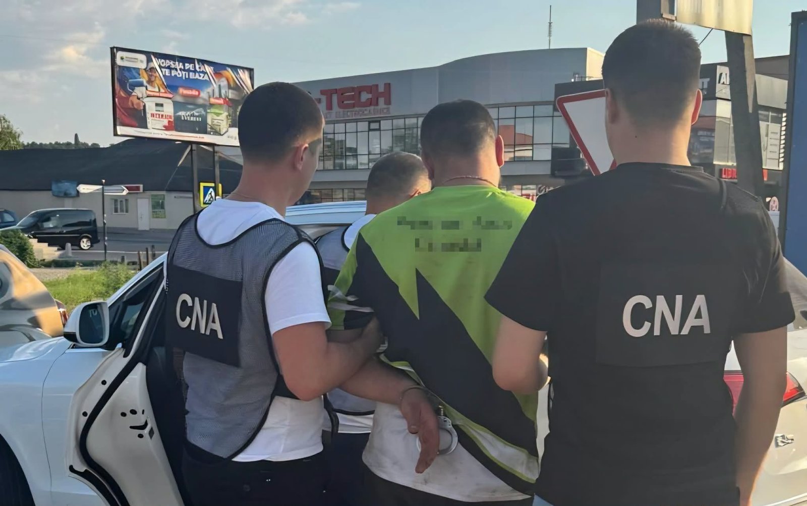 Un bărbat, reținut în flagrant de CNA și PA la Cimișlia. Ar fi pretins 1 500 de euro pentru a mușamaliza un caz de conducere în stare de ebrietate
Ofițerii Centrului Național Anticorupție (CNA), în c…