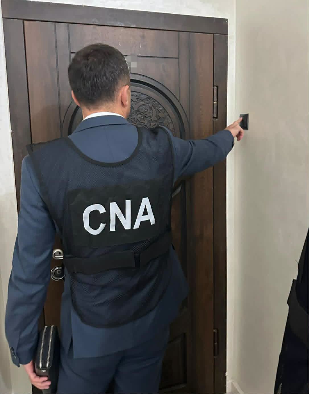 Un șef de Direcție din cadrul AIPA, reținut de CNA și PA într-un dosar de trafic de influență
Potrivit datelor preliminare, șeful de Direcție ar fi pretins și primit de la reprezentantul unui agent e…