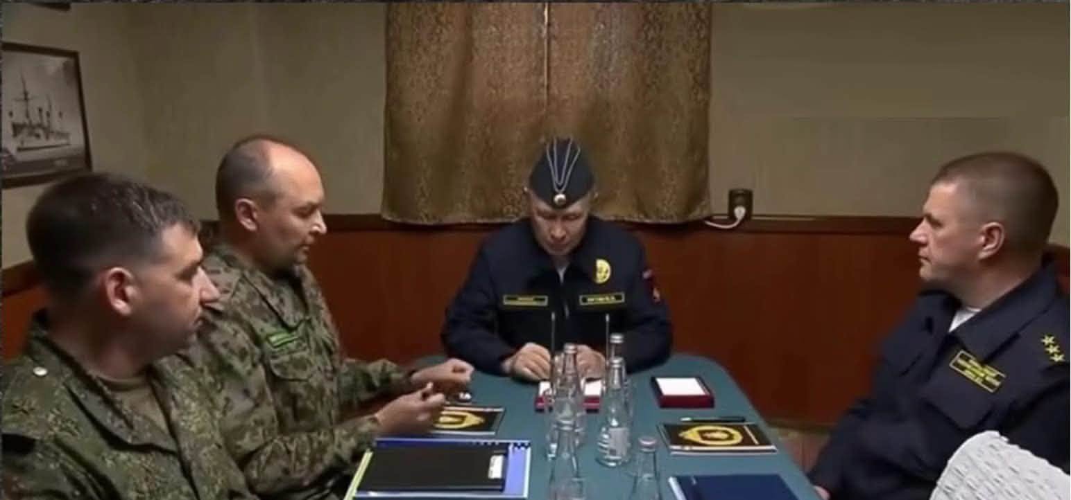 Draperii și drumuri în stilul neo-imperial rusesc. Da, și priza, că era să o uit. Cel mai mult totuși, contează optimismul din privirile lor.