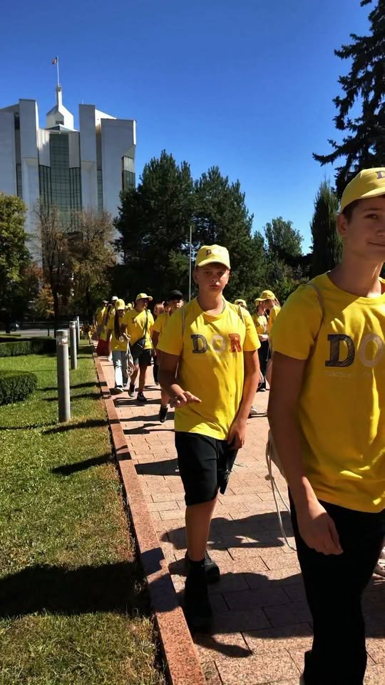 De fiecare dată e o plăcere să mă întâlnesc și să discut cu „DORuleții” – peste 100 de tineri din 14 țări, care au revenit acasă pentru a participa la tabăra DOR și pentru a-și revedea bunicii și rude…