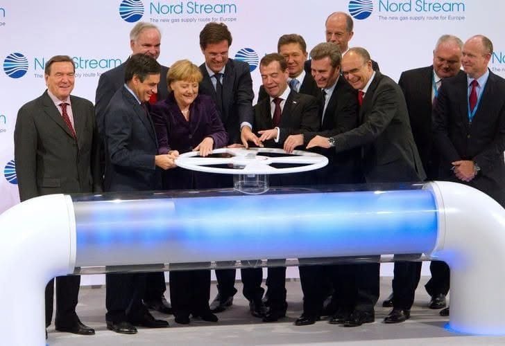 Ce flămânzi si fericiți erau unii lideri europeni. Sper să plătească din plin trădarea intereselor Europei. Un fel de Molotov-Ribbentrop modern.