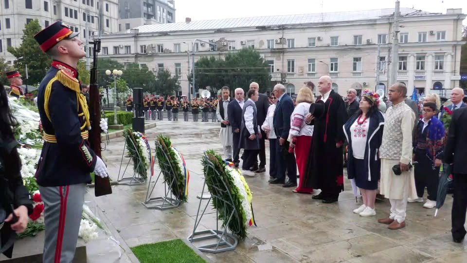 Depuneri de flori la monumentul lui Ștefan cel Mare și Sfânt cu ocazia celei de-a 35-a aniversări a Independenței Republicii Moldova
