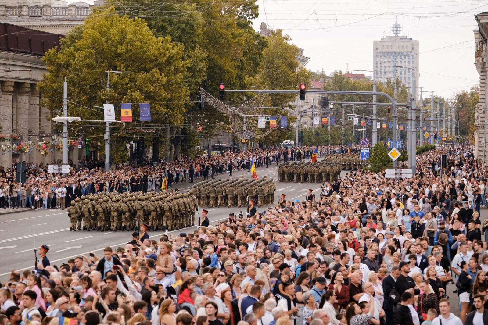 Am participat astăzi, alături de Președintele României, Nicușor Dan, la parada militară dedicată celor 35 de ani de independență a Republicii Moldova.

Evenimentul a arătat cât de mult s-au modernizat…