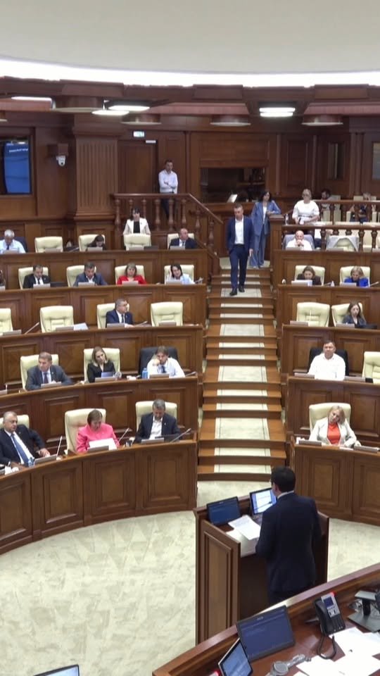 Deputatul PAS, Marcel Spatari: „Această politică fiscală vine cu un punct procentual din PIB mai mult, adică cu un leu mai mult. Nu vor fi 35, vor fi 36 de lei.
Aici, bineînțeles, 5 miliarde de lei es…