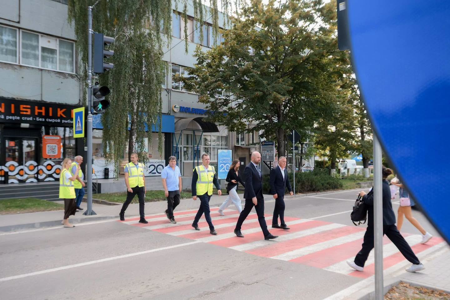 Când semaforul e verde avem libertatea de a înainta. Dar, înainte de toate, asta înseamnă siguranța de a face următorul pas.

Astăzi, la Drochia, am inaugurat un semafor inteligent pe drumul R7, în ap…