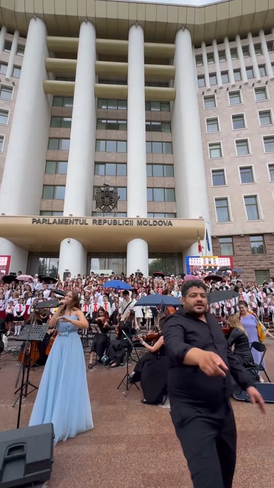 „Te cânt, Patrie și Neam” – în fața Parlamentul Republicii Moldova.