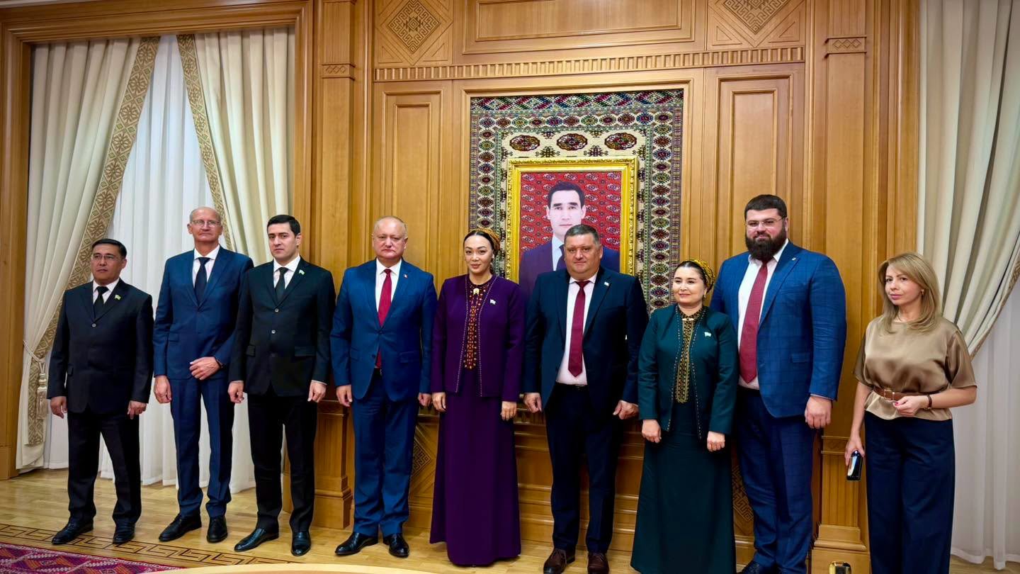 În cadrul vizitei la Aşgabat, am avut o întrevedere cu Președinta Mejlisului Turkmenistanului, doamna Dunyagozel Gulmanova. Am discutat despre dezvoltarea dialogului interparlamentar, extinderea coope…