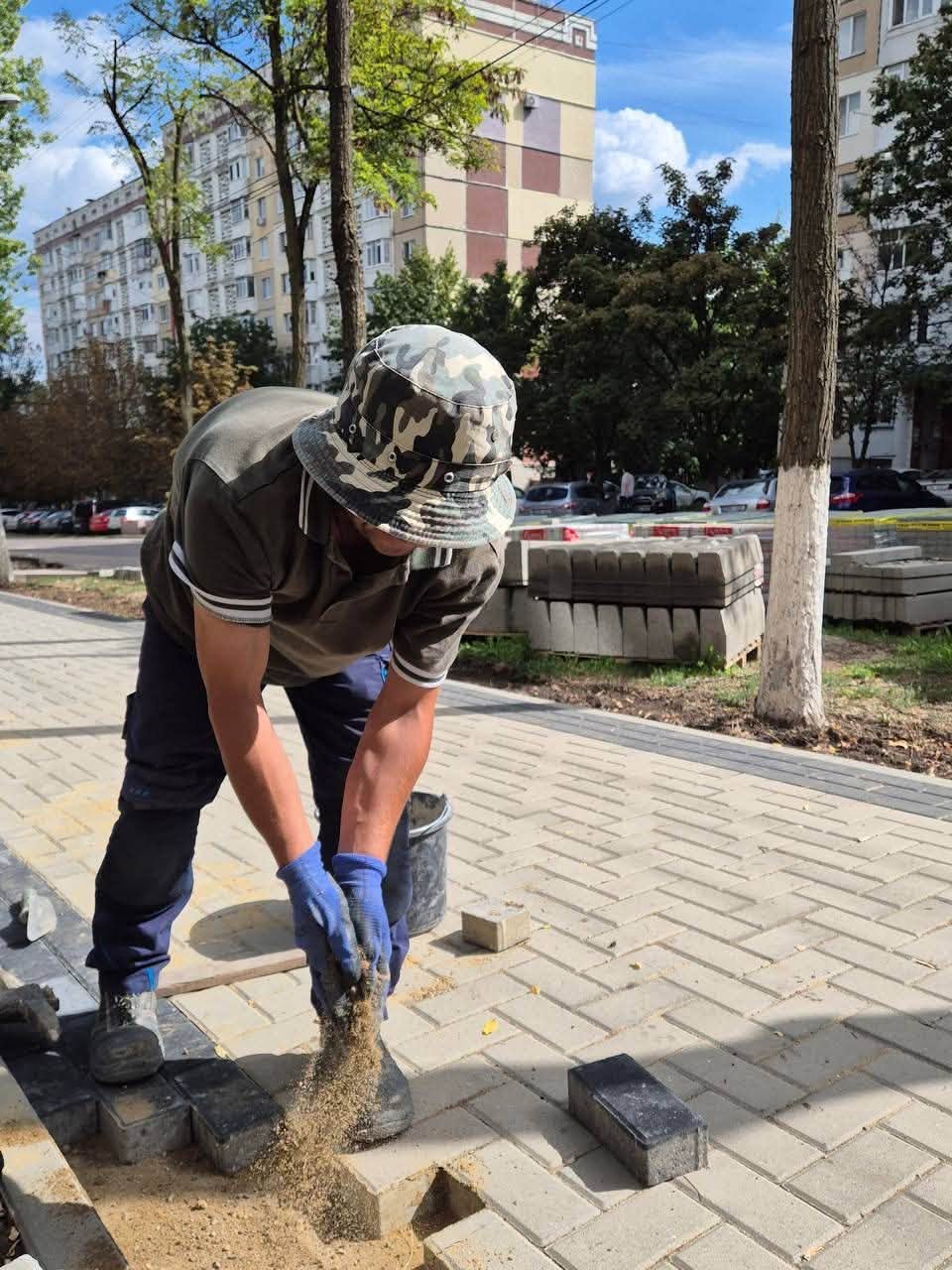 Continuă lucrările de amenajare a trotuarului pe strada Igor Vieru, sectorul Ciocana.

În prezent, se lucrează la montarea pavajului, iar zonele din apropierea trecerilor pentru pietoni sunt amenajate…